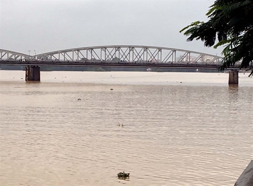 Nước sông Hương đục bất thường kéo dài, ảnh hưởng đời sống người dân