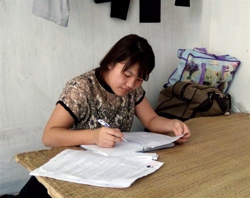 Cô gái Nùng làm công nhân thi đậu hai trường đại học