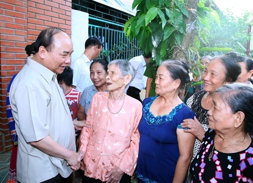 Thủ tướng thăm hỏi, tìm hiểu đời sống bà con tái định cư dự án Thủy điện Sơn La