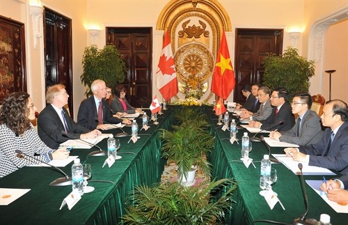 Phó Thủ tướng, Bộ trưởng Ngoại giao Phạm Bình Minh hội đàm với Bộ trưởng Ngoại giao Canada Stéphan Dion