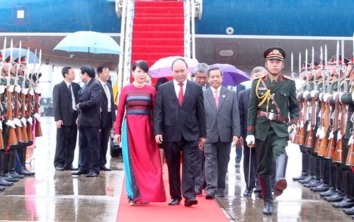 Thủ tướng Nguyễn Xuân Phúc tới Viêng Chăn bắt đầu tham dự Hội nghị cấp cao ASEAN lần thứ 28-29 và các hội nghị cấp cao liên quan