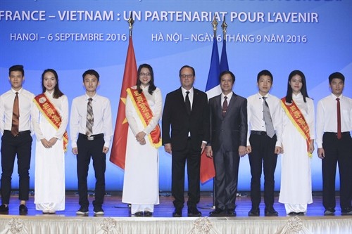 Tổng thống Pháp nói chuyện với sinh viên và thăm phố cổ Hà Nội