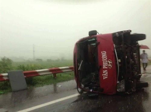 Lật xe khách trên cao tốc Pháp Vân – Cầu Giẽ, 11 người thương vong