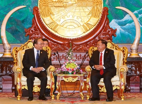 Thủ tướng Nguyễn Xuân Phúc tới chào Tổng Bí thư, Chủ tịch nước Lào