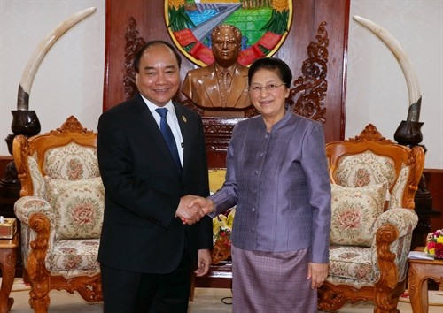 Thủ tướng Nguyễn Xuân Phúc gặp Chủ tịch Quốc hội Lào