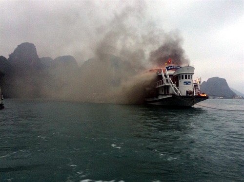 Cháy tàu du lịch trên vịnh Hạ Long, 14 du khách nước ngoài an toàn
