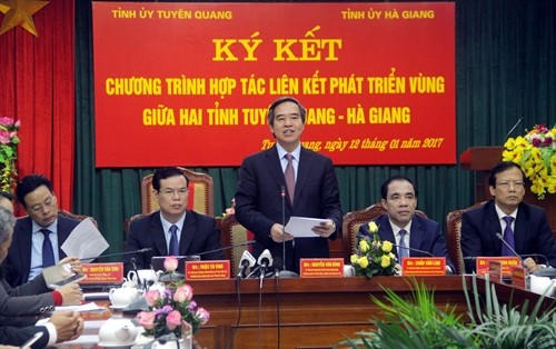 Đồng chí Nguyễn Văn Bình dự chương trình ký kết hợp tác phát triển giữa hai tỉnh Tuyên Quang, Hà Giang