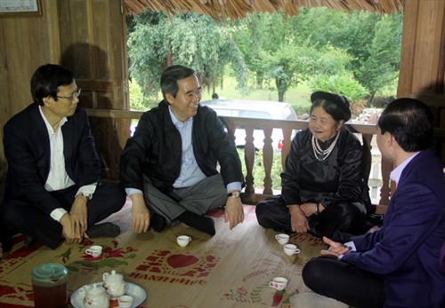 Ban Chỉ đạo Tây Bắc tặng quà các gia đình chính sách xã Tân Trào (Tuyên Quang)