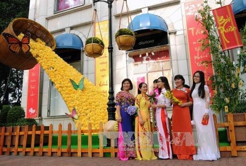 Thành phố Hồ Chí Minh trang hoàng lộng lẫy đón chào Tết Đinh Dậu 2017