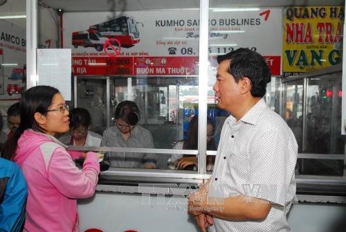 Bí thư Thành ủy Thành phố Hồ Chí Minh Đinh La Thăng thăm, kiểm tra các bến xe và cảng hàng không Quốc tế Tân Sơn Nhất