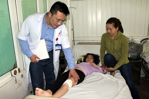 Khẩn trương cứu chữa những người bị thương trong vụ lật xe khách tại Nghệ An