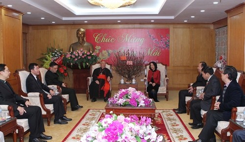 Đồng chí Trương Thị Mai, tiếp Tổng giám mục giáo phận Hà Nội đến thăm và chúc mừng năm mới