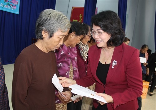 Phó Chủ tịch nước Đặng Thị Ngọc Thịnh thăm và tặng quà gia đình chính sách, hộ nghèo ở Long An
