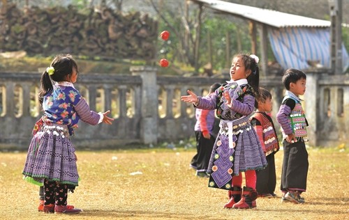 Trẻ em người Mông chơi Tết