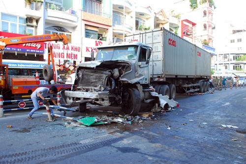 Thành phố Hồ Chí Minh: Xe container mất lái đâm xe buýt, ít nhất 10 người bị thương