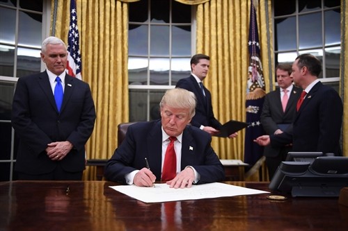Những sắc lệnh, quyết định đầu tiên tân Tổng thống Mỹ Donald Trump ký ngay sau khi nhậm chức