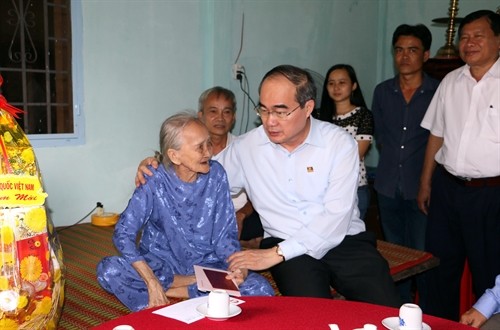 Chủ tịch Ủy ban Trung ương MTTQ Việt Nam Nguyễn Thiện Nhân thăm, chúc Tết tại Vĩnh Long