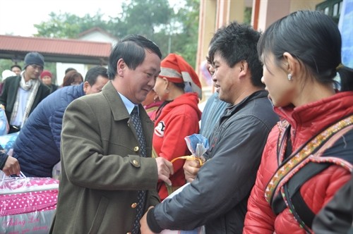 Ban chỉ đạo Tây Bắc tặng quà và chúc Tết nhân dân huyện Sa Pa ( Lào Cai)