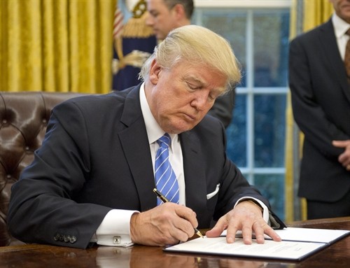 Tân Tổng thống Mỹ chính thức ký sắc lệnh rút khỏi Hiệp định TPP. Thượng nghị sĩ John McCain cho đây là “một sai lầm nghiêm trọng”