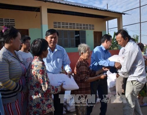 Campuchia: Tặng quà cho bà con Việt kiều có hoàn cảnh khó khăn