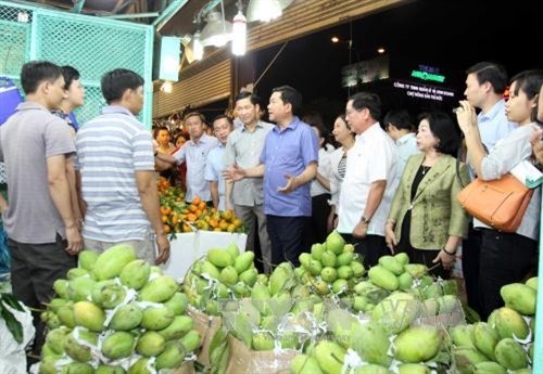 Bí thư Thành ủy Thành phố Hồ Chí Minh thị sát tình hình cung ứng hàng hóa và an toàn thực phẩm Tết Đinh Dậu tại một số chợ đầu mối