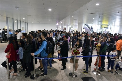 Nhà ga Quốc tế sân bay Nội Bài chật cứng hành khách từ nước ngoài về đón Tết