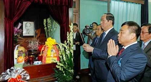 Chủ tịch nước Trần Đại Quang dâng hương tưởng nhớ Bác Hồ
