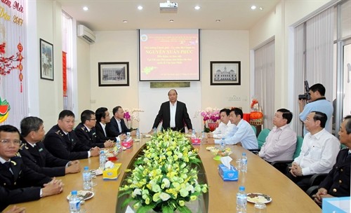 Thủ tướng Nguyễn Xuân Phúc thăm, chúc Tết và kiểm tra công tác tại Chi cục Hải quan cửa khẩu sân bay Tân Sơn Nhất