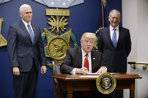 Tân Tổng thống Mỹ ký sắc lệnh tái thiết quân đội - Ban hành sắc lệnh siết chặt chính sách thị thực