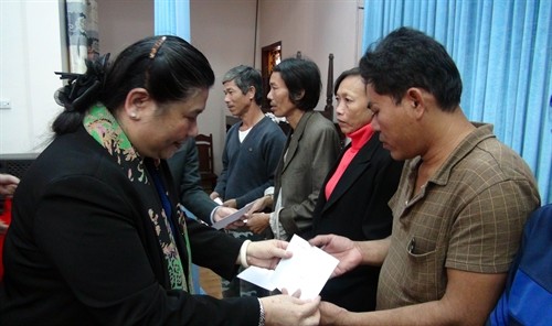 Phó Chủ tịch Thường trực Quốc hội Tòng Thị Phóng tri ân các anh hùng liệt sỹ tại tỉnh Quảng Trị