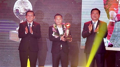Thành Lương được trao danh hiệu Quả bóng vàng Việt Nam 2016