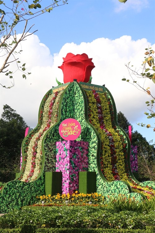 Thác hoa tươi lớn nhất Việt Nam được công nhận kỷ lục quốc gia