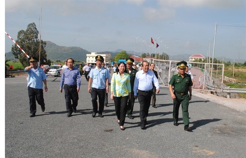 Phó Thủ tướng Trương Hòa Bình thị sát công tác chống buôn lậu tại An Giang
