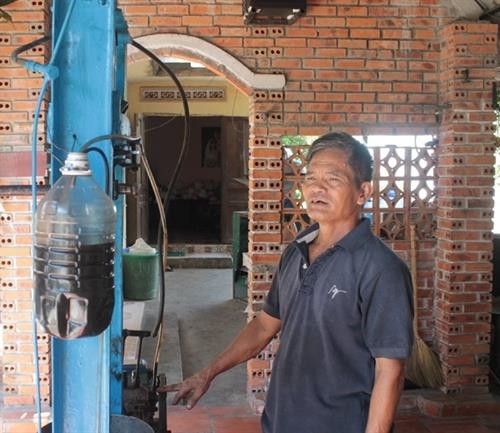 Lão nông Lưu Quang Trương sáng chế máy dầu phộng từ vật liệu cũ