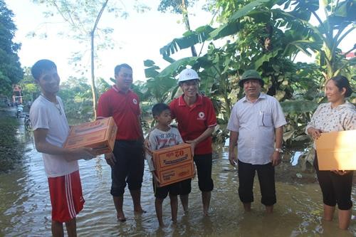 越南红十字会向洪灾灾民提供紧急援助