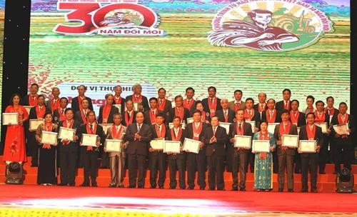 Chương trình “Tự hào nông dân Việt Nam 30 năm đổi mới” tôn vinh 87 nông dân tiêu biểu