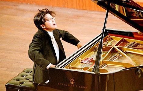 Tài năng piano trẻ tuổi của Việt Nam Lưu Hồng Quang trình diễn cùng Dàn nhạc nổi tiếng thế giới
