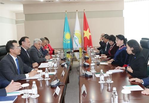 越南国会主席阮氏金银会见哈萨克斯坦“祖国之光”党副主席慕克塔尔