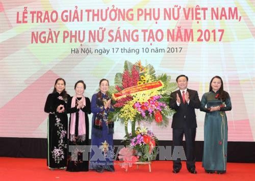 政府副总理王廷惠出席2017年“越南妇女奖”颁奖仪式