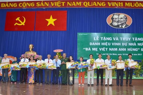 胡志明市向30位母亲授予和追授“越南英雄母亲”称号