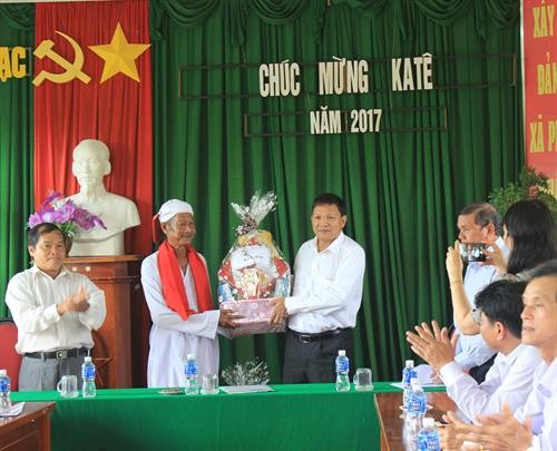 Thăm chúc Tết Katê của đồng bào Chăm ở Bình Thuận