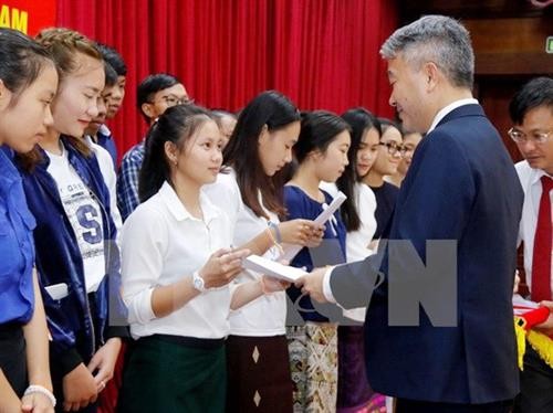 越老建交55周年：越南政府向越裔老挝人子女授予40份奖学金