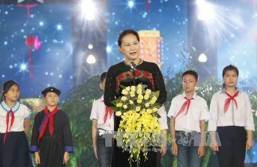 国会主席阮氏金银：儿童是家庭幸福的根基，是国家的未来