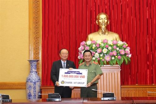 韩国Charmvit集团向越南人民公安荣军烈士儿女颁发奖学金