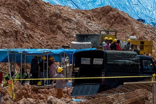 马来西亚在建工地发生山体滑坡 致11人死亡和失踪