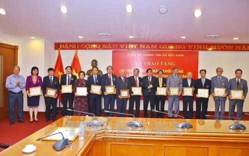 Trao Huy hiệu Đảng và Kỷ niệm chương tặng các lãnh đạo, nguyên lãnh đạo Thông tấn xã Việt Nam