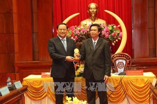 老挝副总理宋赛·西潘敦访问越南前江省