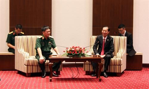 胡志明市领导会见国际国防官员培训班代表团
