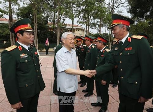 阮富仲总书记与第四军区司令部举行工作会谈