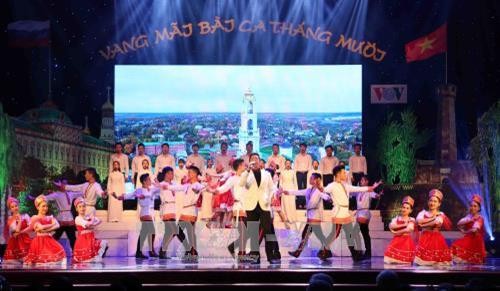 越南政府总理阮春福出席俄罗斯十月革命艺术交流晚会